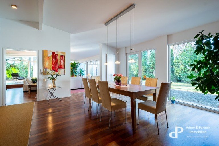 Lichtdurchfluteter Essbereich Braunschweig Bungalow **GRO�Z�GIGES WOHNEN UND ARBEITEN IM IDYLLISCH GELEGENEM SCHMIEDBUNGALOW MIT KAMIN**