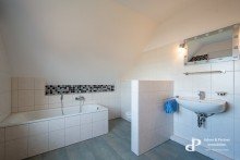 Bad Ansicht 2 **K�NIGSLUTTER: EINFAMILIENHAUS MIT EINBAUK�CHE UND CARPORT IN ZENTRALER LAGE**