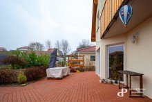 Terrasse vor dem Haus **K�NIGSLUTTER: EINFAMILIENHAUS MIT EINBAUK�CHE UND CARPORT IN ZENTRALER LAGE**