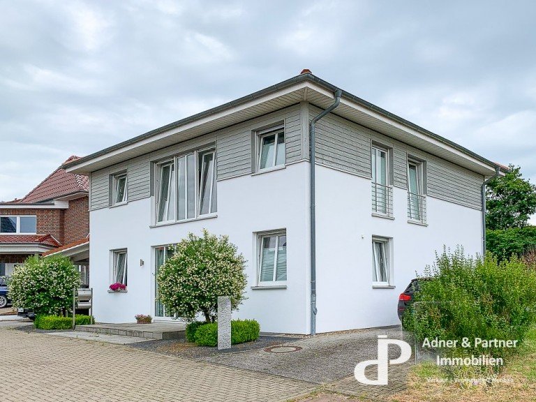 Die angebotene Stadtvilla befindet sich am Ende einer verkehrsberuhigten Stra�e und macht mit der hohen Anzahl bodentief ...