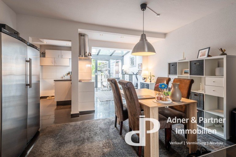 In der Julius-Konegen-Straße in Braunschweig steht ein liebevoll modernisiertes Reihenhaus zum Verkauf, das historischen ...