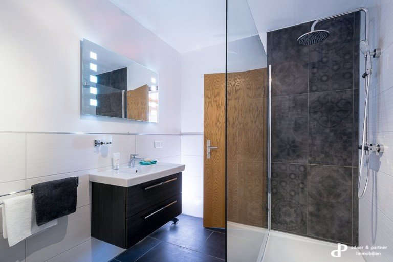 Diese moderne, helle und komplett renovierte 4 Zimmerwohnung befindet sich im 2. OG, einer kleinen Anlage, mit 8 Wohnung ...